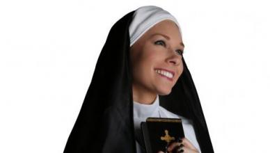 Controversial and original DIY nun costume for Halloween Nun makeup for Halloween